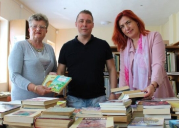 В навечерието на 24 май: „Играорци“ подариха над 350 книги на читалище в Русенско