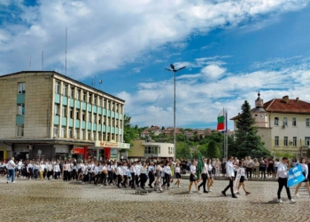 Парад на младостта и българщината събра стотици на площада в Бяла