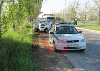 Украински автомобил се вряза челно в дърво на входа на Русе /ВИДЕО/