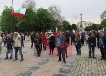 Русенци протестираха срещу военна помощ и за неутралитет /ВИДЕО/