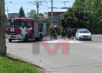 Мотор се заби в кола, водачът й минал на червено и избягал  /ВИДЕО/