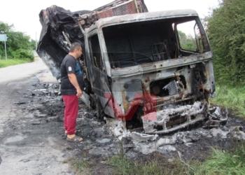 Камион горя тази нощ в Русе, гръмна резервоарът му /ВИДЕО/