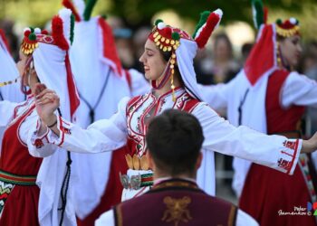 Безплатна Лятна академия учи деца и родители на народни танци в Русе