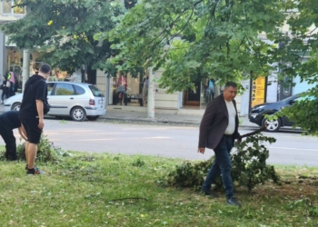 Депутатът от ИТН Светлин Стоянов също се включи в разчистването на щетите в Русе
