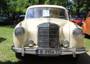 Пясъчен „Мерцедес“ от 1956 г. спечели Наградата на кмета в ретро парада