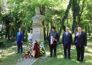 Родолюбиви русенци почетоха паметта на Ботев пред паметника му в Букурещ