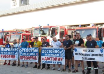 Служителите на МВР в Русе протестираха с вой на сирени /ВИДЕО/