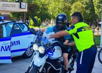 Ученици от Русе се качиха на полицейски мотор и учиха за пътната безопасност
