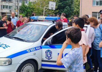 Полицаи гостуваха с демонстрации на учениците от ОУ „Братя Миладинови“