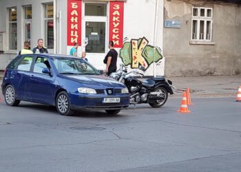 82-годишна шофьорка мина на червено и блъсна моторист в Русе
