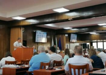 Общината реорганизира движението по пътя за Мартен заради тировете