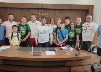 Кметът на Ветово награди с плакети чуждестранните гости на клуба по борба в Глоджево