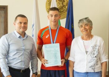 Кметът на Русе награди медалиста от Европейското по кану Преслав Георгиев