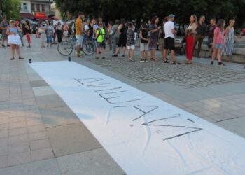 Спонтанен протест „Дишай“ организираха майки заради въздуха в Русе /ВИДЕО/