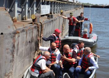 Плаващ кран ще претовари тлеещите въглища от шлепа край Гюргево