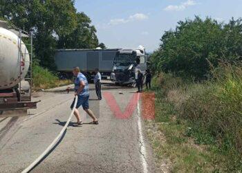 Челен удар между тир и цистерна затвори пътя Бяла-Попово