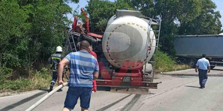 Челен удар между тир и цистерна затвори пътя Бяла-Попово