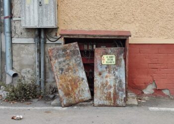 Ел.табло зее отворено и изпочупено на бул.“Липник“
