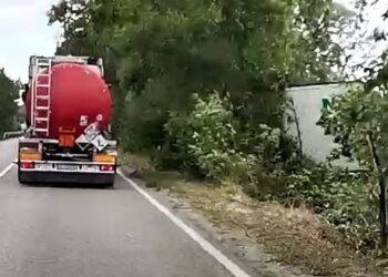 Водач на тир излетя от пътя Русе-Бяла заради висока скорост