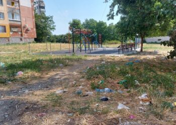 Кметът на Русе реагира гневно на боклуците до детска площадка в кв.“Чародейка“