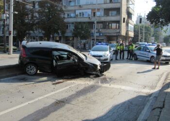 Зрелищна катастрофа спря временно движението на тролеите в Русе/ВИДЕО/