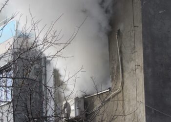 След задимяване на апартамент, жена е откарана в болницата