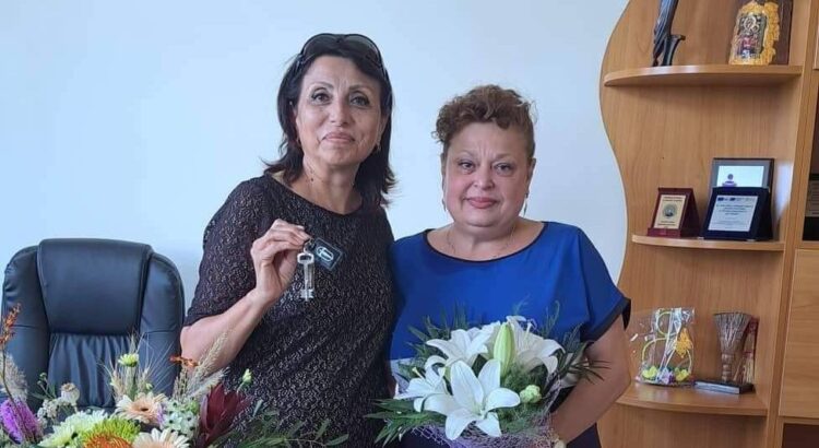 На снимката: Диана Иванова /вляво/ с новия директор Даниела Дойнова