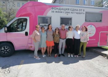 Близо 30 пациентки с рак на гърдата в Русе получиха подкрепа от „Една от 8“