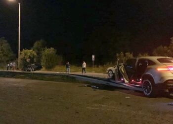 Водач се отърва със счупен крак в катастрофа на разклона за Мартен