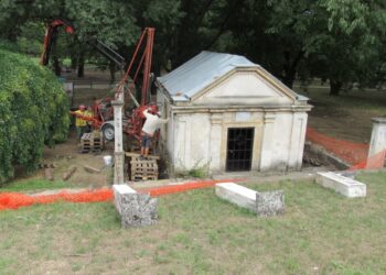„Реставрация“ руши гробницата на Захари Стоянов, общината мълчи /ВИДЕО/