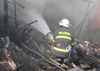 Пожар унищожи къща в Русе, евакуираха съседи /ВИДЕО/