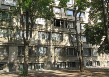 Пожар избухна в Средношколското общежитие в Русе /ВИДЕО/