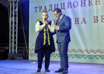 Празникът на Ветово продължи с традиционни борби и Николина Чакърдъкова