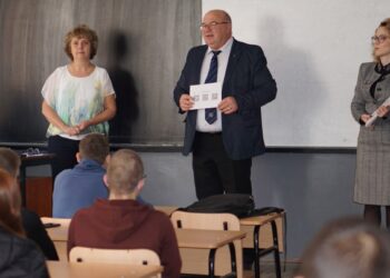 Абитуриентите от ПГ по електротехника получиха първите културни чекове