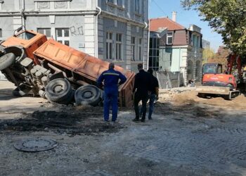 Товарен камион пропадна в изкоп от водния проект в Русе