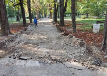 Започна ремонт на алеите в Парка на възрожденците /ВИДЕО/