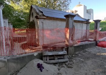 Външното укрепване на гробницата на Захари Стоянов приключи/ВИДЕО/