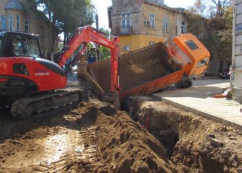 Шофьорска грешка довела до пропадането на камиона в изкоп в Русе /ВИДЕО/