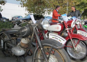 Ретро автомобили и мотори изпълниха паркинга на мола в Русе /ГАЛЕРИЯ/