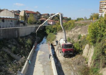 Укрепването на коритото на Беленската река напредва