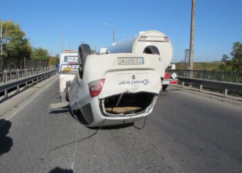 Автомобил се обърна по таван на бул.“България“ в Русе /ВИДЕО/
