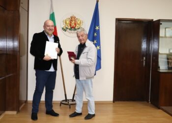 Писателят Стефан Цанев бе удостоен с почетен плакет на областния управител