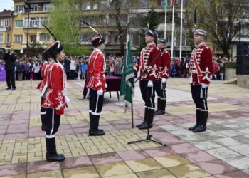 Връчват знамето на Младежкия гвардейски отряд в Русе на тържествена церемония