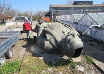 Жива охрана и камери пазят Ленин и Георги Димитров в Русе /ВИДЕО/