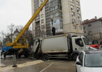 Камион пропадна в центъра на Русе, 3 часа умуват как да го извадят /ВИДЕО/