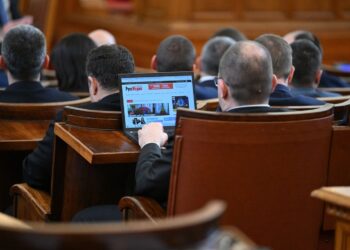 Любопитно: Депутати четат Русе Медиа в пленарната зала на парламента
