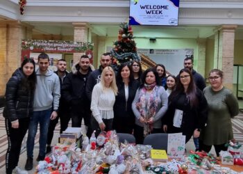 Студенти с увреждания получават коледни подаръци от студентския базар в Русенския университет