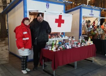 Доброволци на БЧК и ученици събират средства за деца в нужда с Коледен базар
