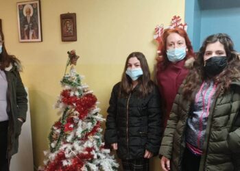 Ученици от Ветово зарадваха малките пациенти в УМБАЛ „Канев“ за Коледа