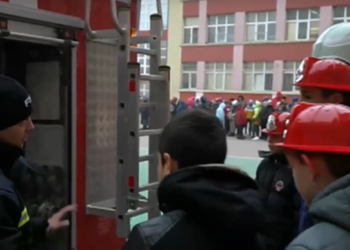 Пожарникари от Русе помагат с лични средства на училища в общината